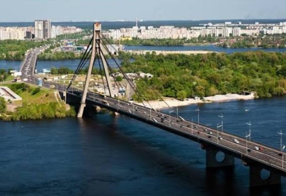 Російський дрон влучив у Північний міст у Києві: на місце виїхали екстрені служби